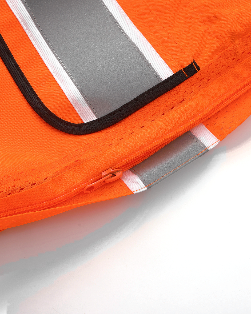 Side zipper of the back pocket on the Kiwi Sightline 704 vest